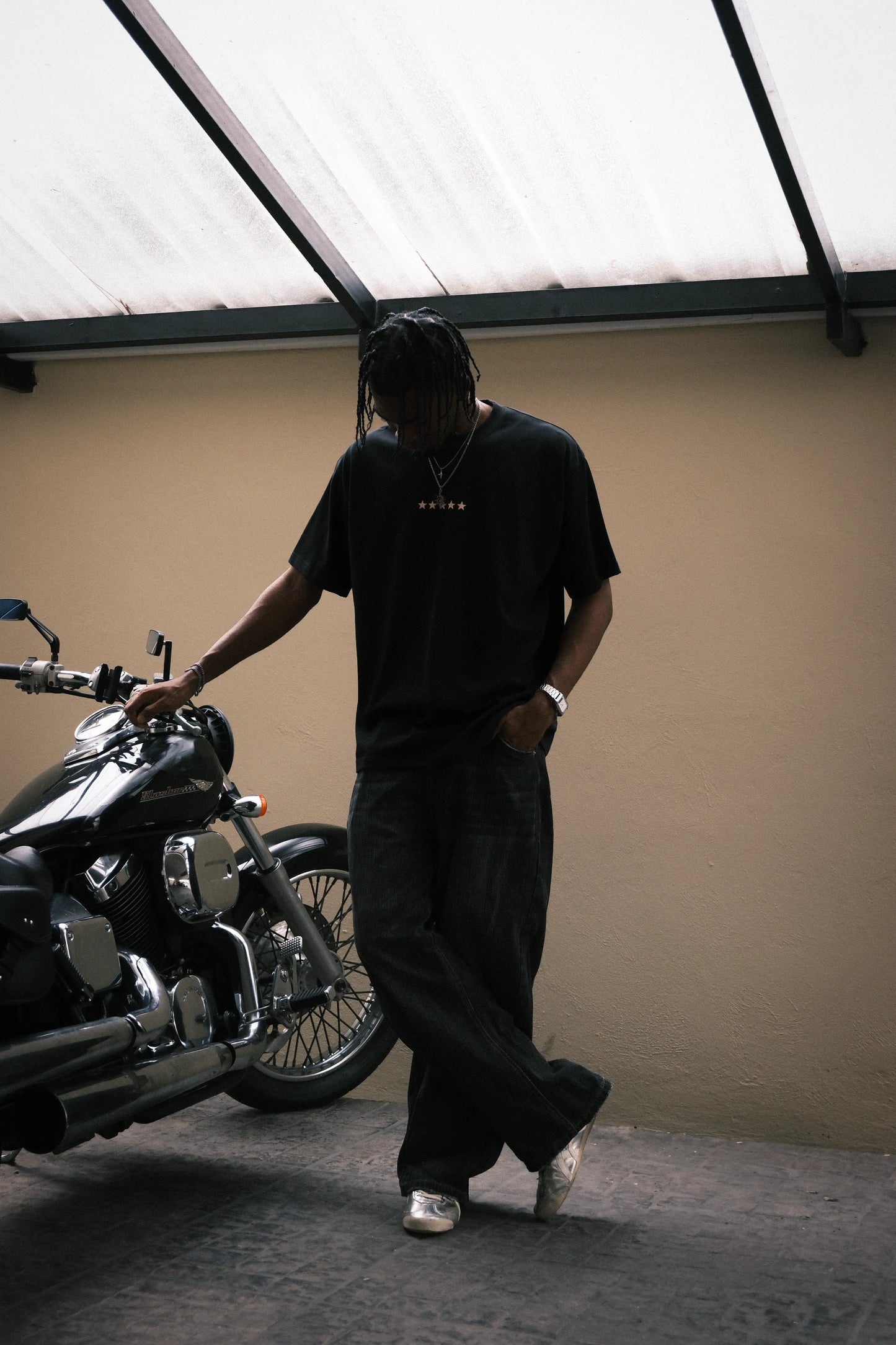 ROUND UP TEE - BLACK/PINK