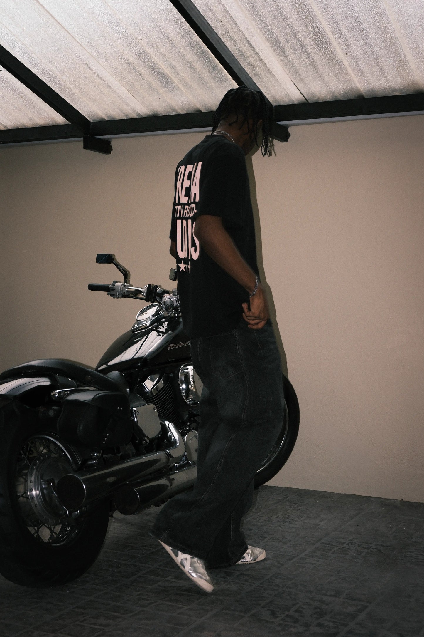 ROUND UP TEE - BLACK/PINK