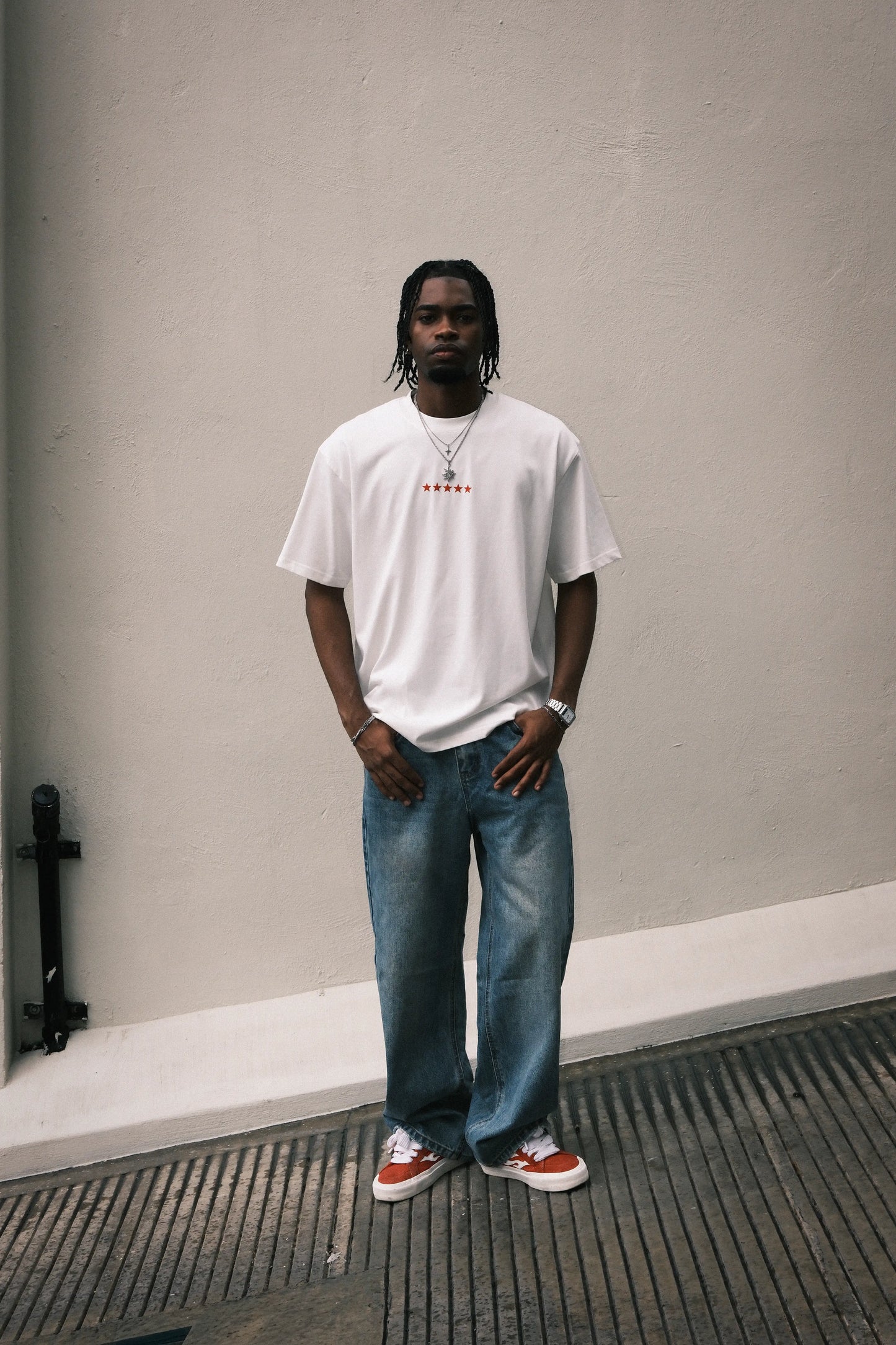 ROUND UP TEE - WHITE/BLACK