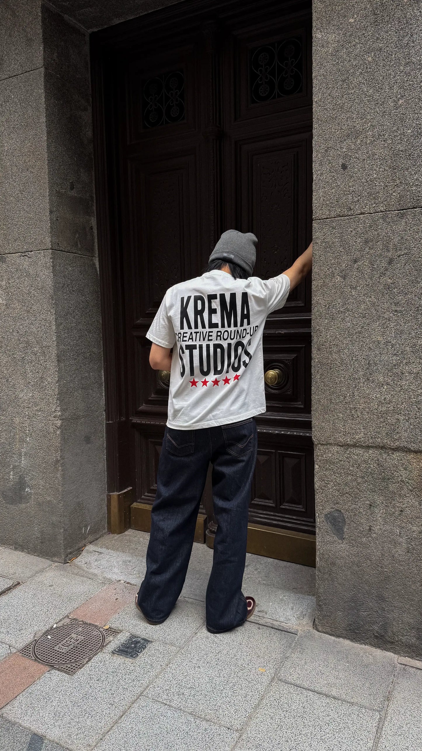 ROUND UP TEE - WHITE/BLACK